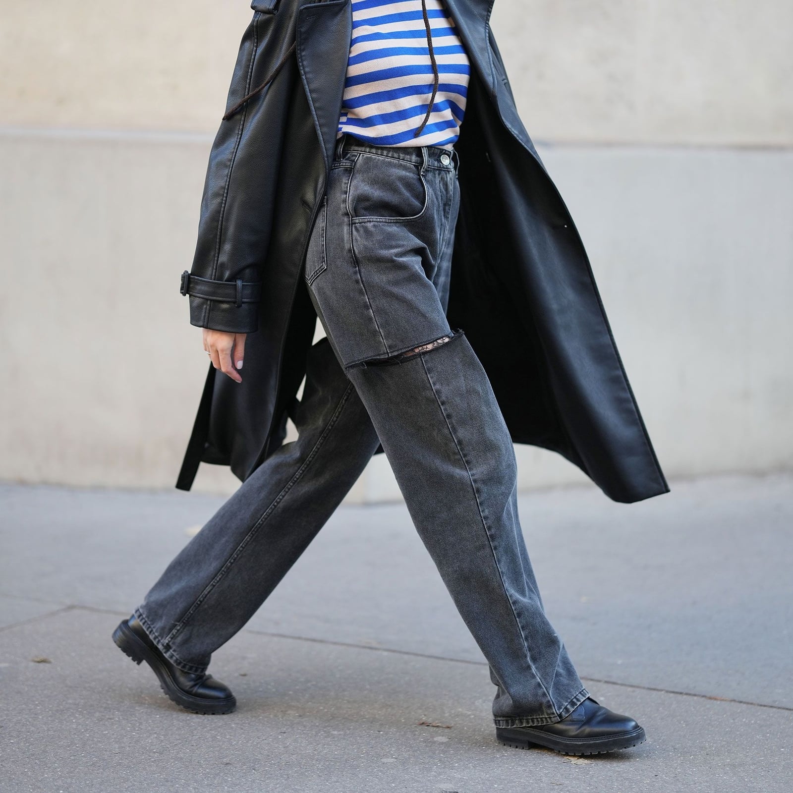 Distressed Grey Wide Leg Jeans With Trench Coat — Trendy Grey Jeans Outfits