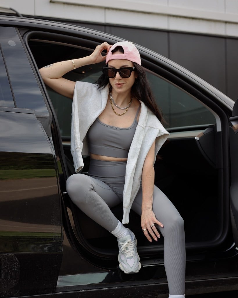 Grey Ribbed Knit Leggings Set With Cropped Sweatshirt Grey Ribbed Knit Leggings Set With Cropped Sweatshirt — Trendy Grey Leggings Outfit