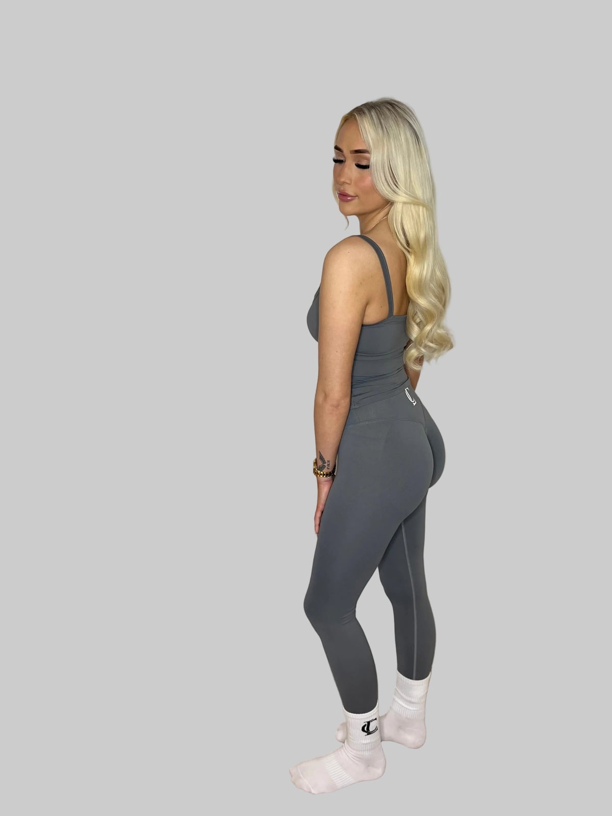 Grey Tank Top And Grey Leggings With Scrunch Detail Grey Tank Top And Grey Leggings With Scrunch Detail — Trendy Grey Leggings Outfit