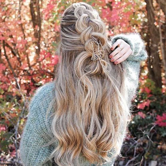 Collarbone Waves Half-Up With Gold Claw Clip Collarbone Waves Half-Up With Gold Claw Clip — Trendy Hair with Clips