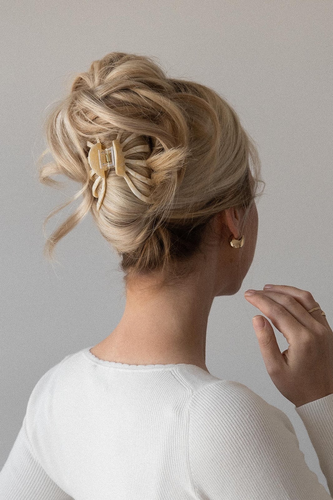 Ash Blonde Messy Bun With Translucent Claw Clip Ash Blonde Messy Bun With Translucent Claw Clip — Trendy Hair with Clips