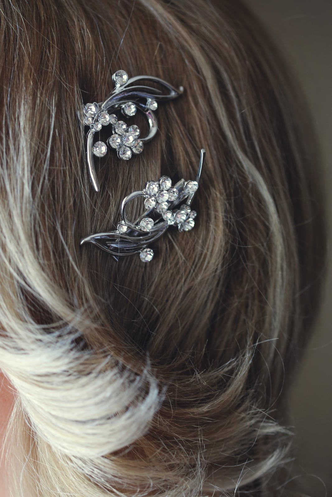 Wavy Blonde Loose Bun With Ornate Jeweled Clips Wavy Blonde Loose Bun With Ornate Jeweled Clips — Trendy Hair with Clips