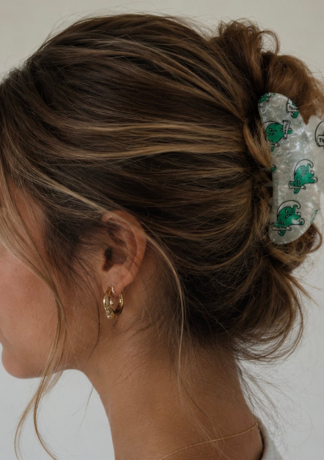 Medium Wavy Messy Bun With Frog Clip Medium Wavy Messy Bun With Frog Clip — Trendy Hair with Clips