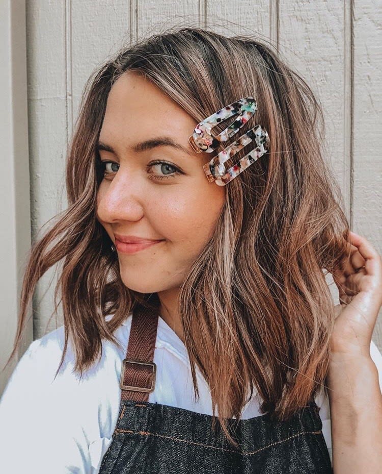 Shoulder Length Wavy Bob With Colourful Barrettes Shoulder Length Wavy Bob With Colourful Barrettes — Trendy Hair with Clips