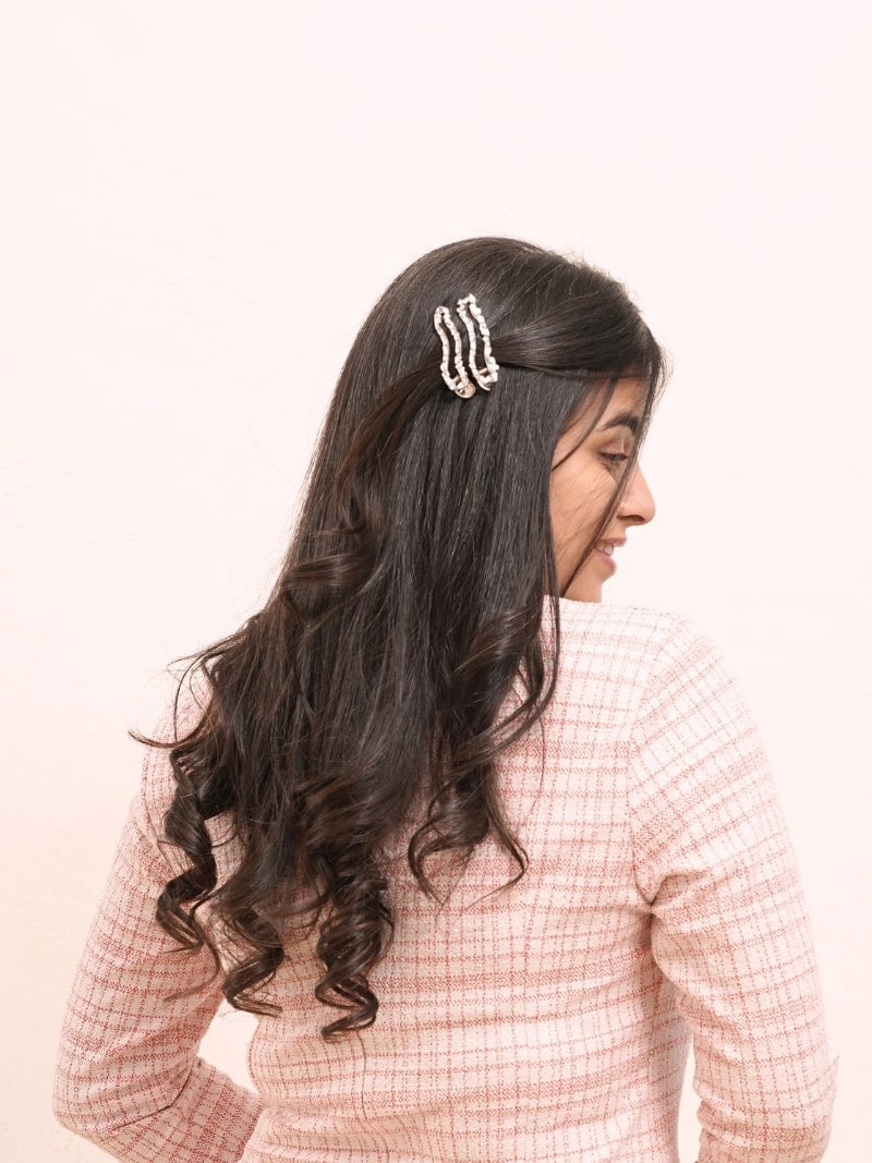 Mid-Back Wavy Hair With Pearl Barrette Clips Mid-Back Wavy Hair With Pearl Barrette Clips — Trendy Hair with Clips