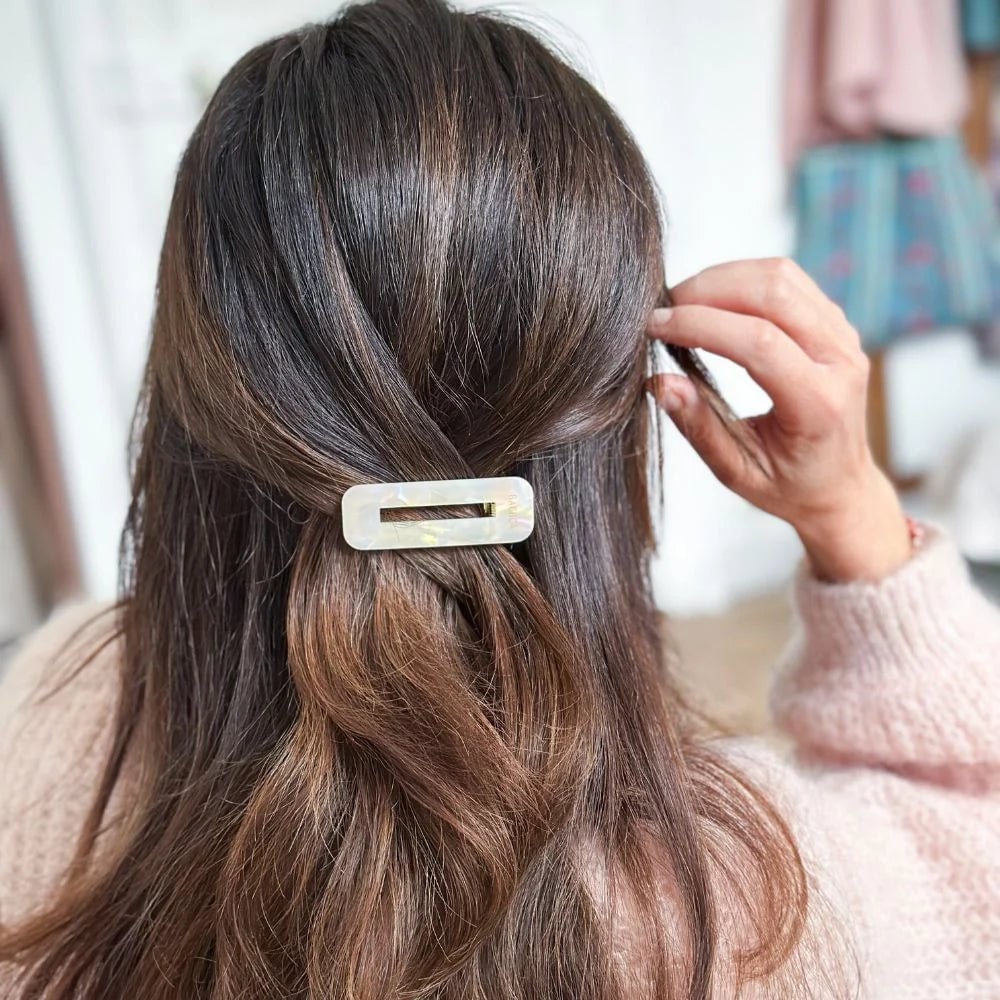 Mid-Back Half Up Half Down With White Marble Clip, Straight Mid-Back Half Up Half Down With White Marble Clip, Straight — Trendy Hair with Clips