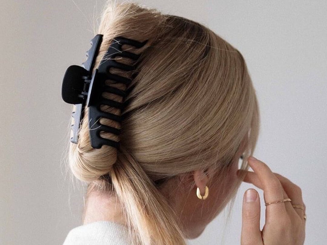 Long Sleek Ponytail With Black Claw Clip Long Sleek Ponytail With Black Claw Clip — Trendy Hair with Clips