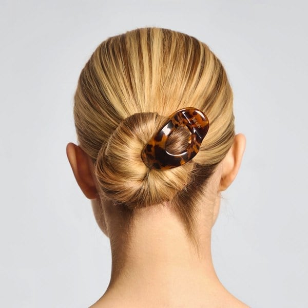 Blonde Slicked Back Bun With Tortoiseshell Clip Blonde Slicked Back Bun With Tortoiseshell Clip — Trendy Hair with Clips