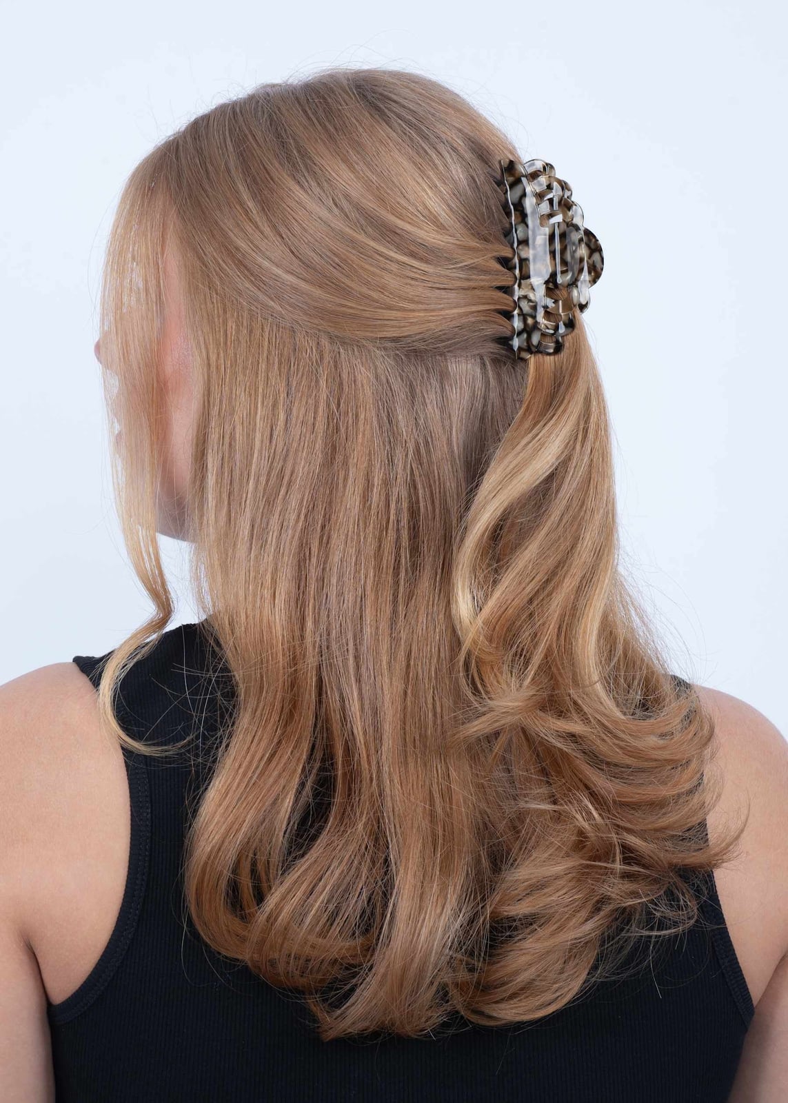 Honey Blonde Collarbone Half-Up With Tortoiseshell Clip Honey Blonde Collarbone Half-Up With Tortoiseshell Clip — Trendy Hair with Clips