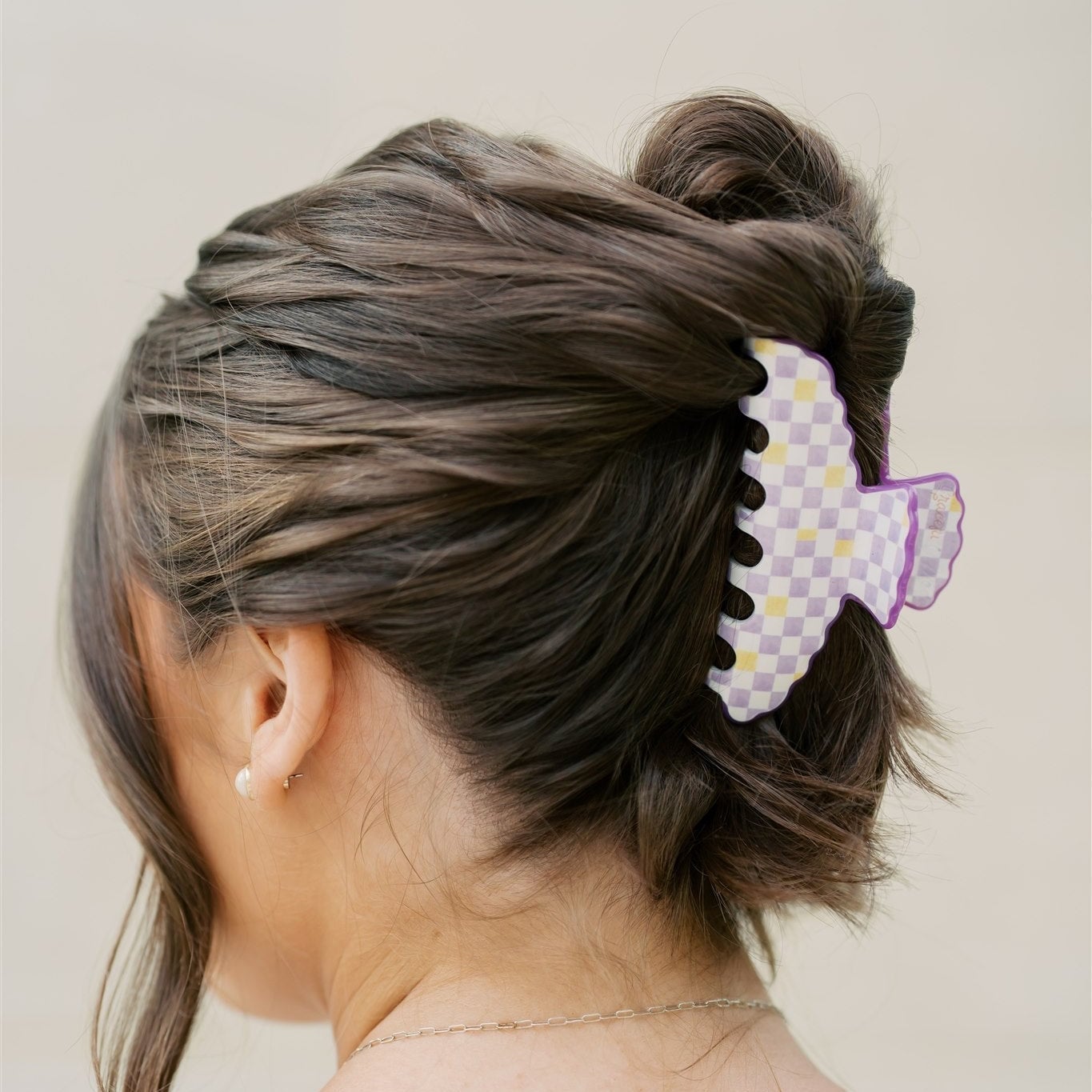 Collarbone Layered Bob Updo With Checkerboard Clip Collarbone Layered Bob Updo With Checkerboard Clip — Trendy Hair with Clips