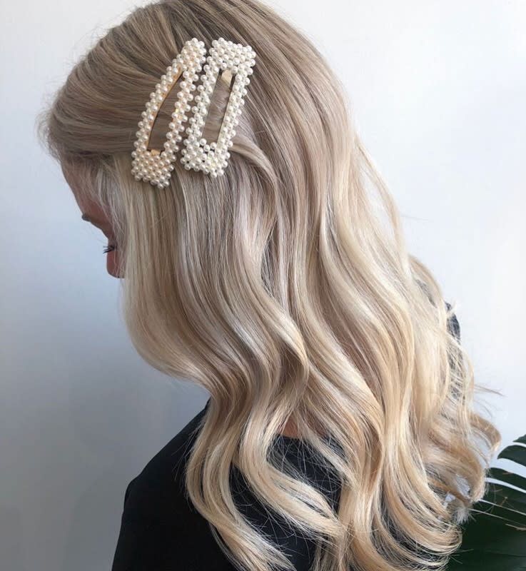 Wavy Collarbone Lob Half Up With Clip Wavy Collarbone Lob Half Up With Clip — Trendy Hair with Clips