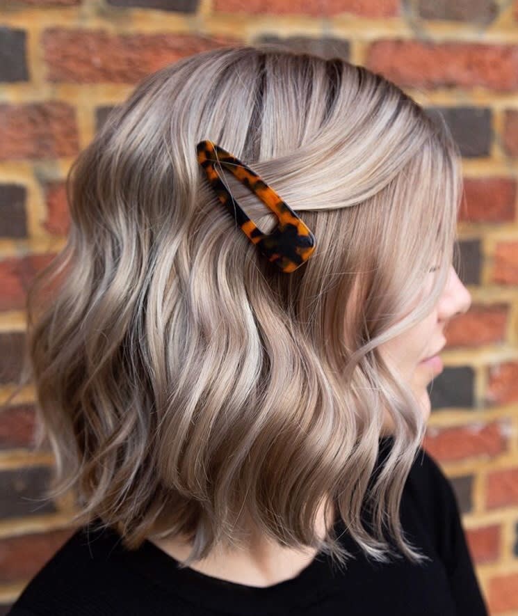 Chin Length Wavy Bob With Tortoiseshell Clip Chin Length Wavy Bob With Tortoiseshell Clip — Trendy Hair with Clips