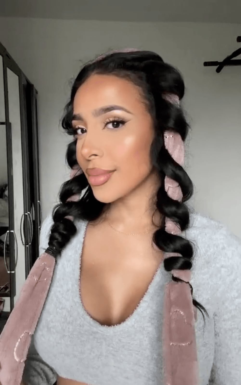 Collarbone Dark Brown Pink Curler Curls With Curtain Bangs — Trendy Heatless Curls