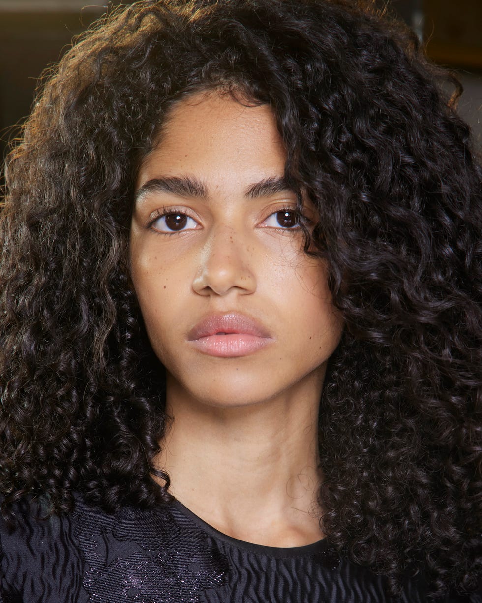 Shoulder Length Black Defined Air-Dried Curls — Trendy Heatless Curls