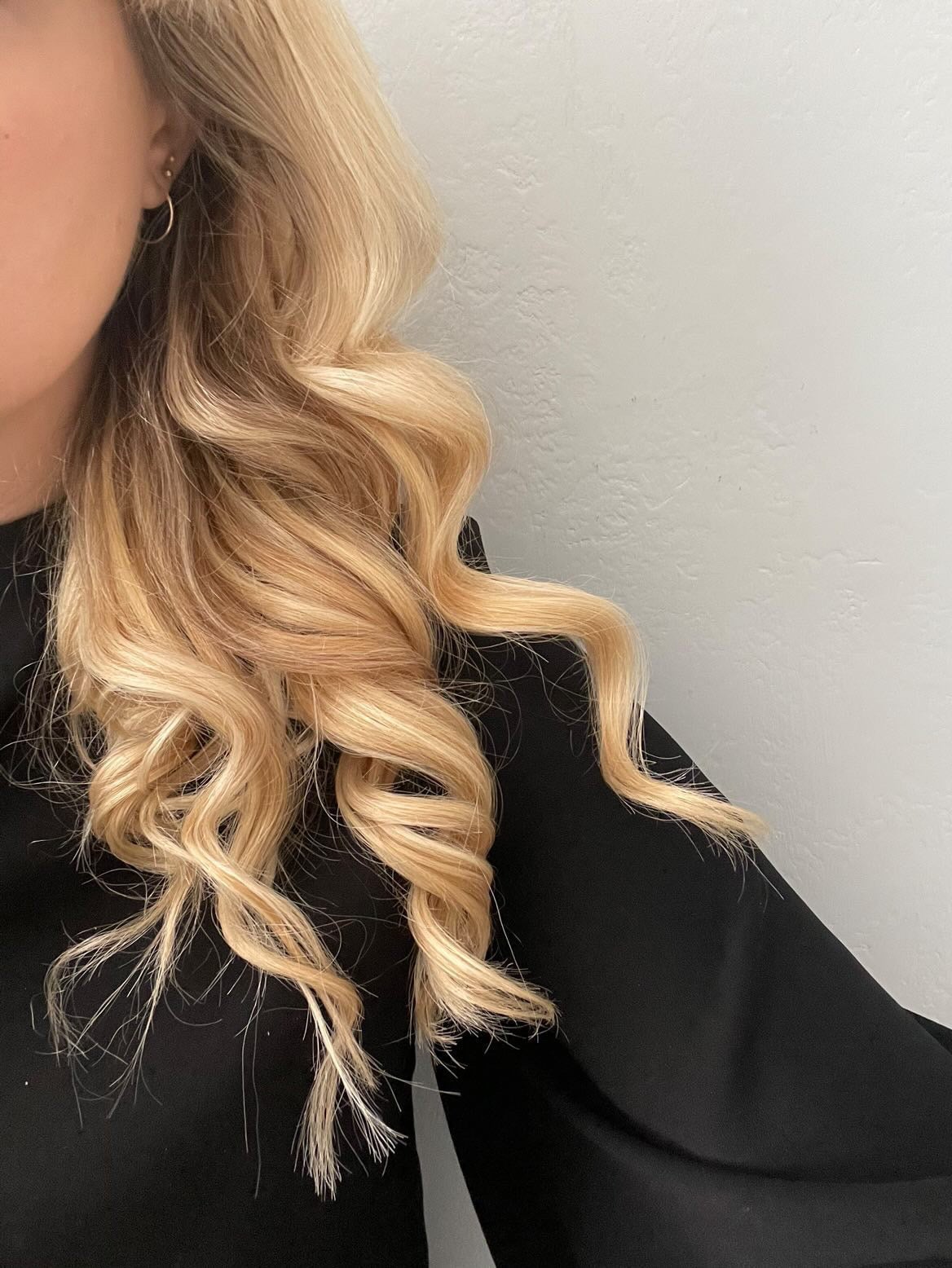 Collarbone Blonde Defined Curls Side Part — Trendy Heatless Curls