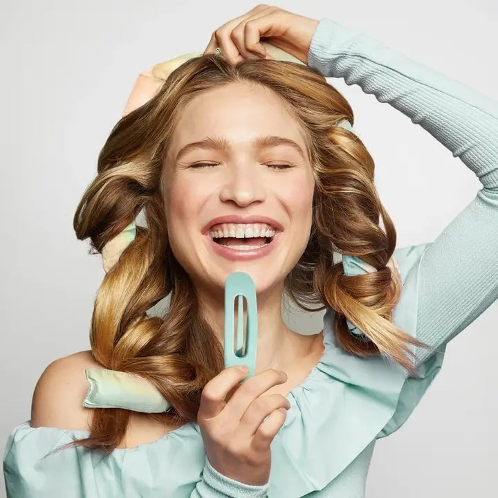 Collarbone Blonde Curls With Curtain Bangs — Trendy Heatless Curls
