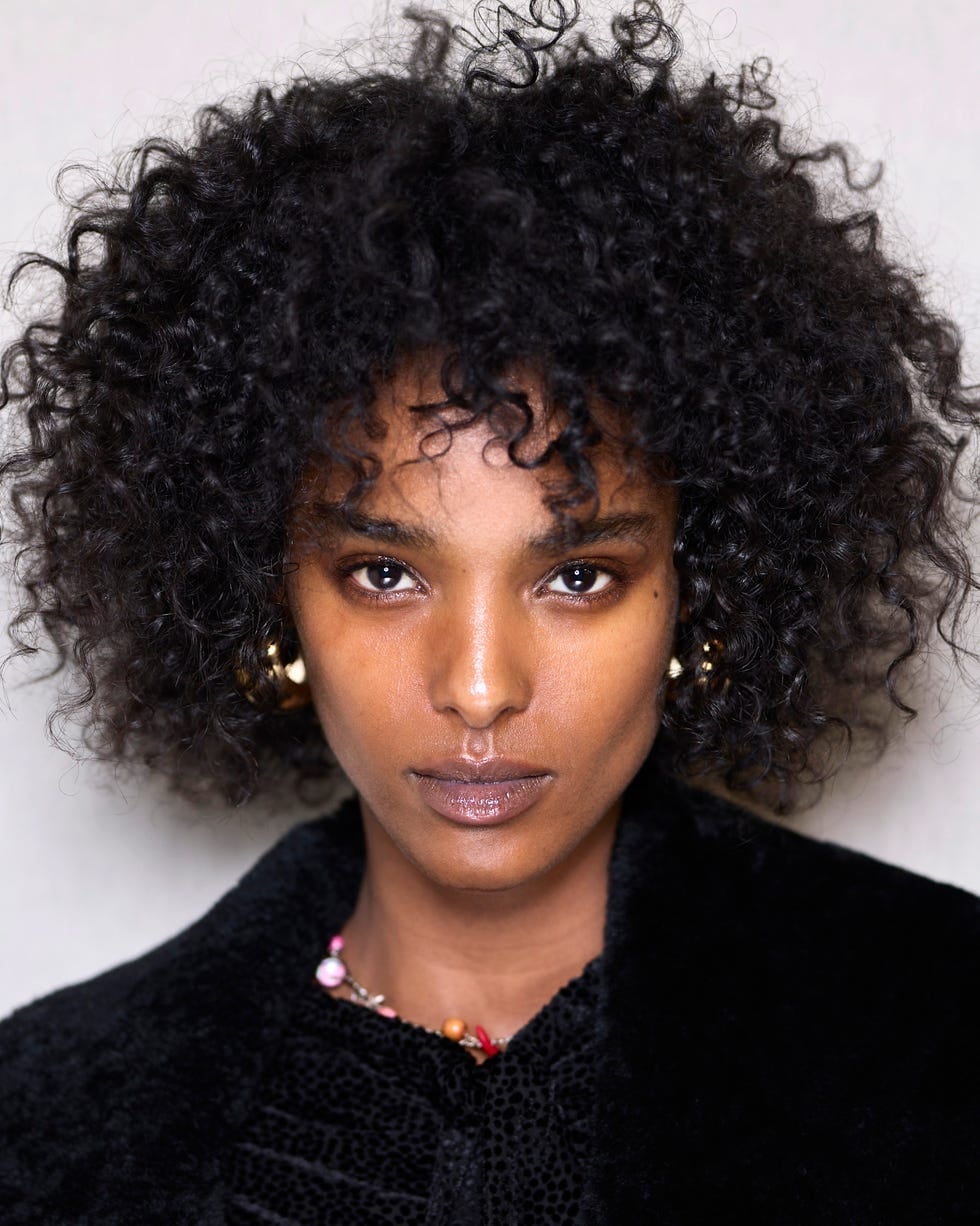 Shoulder Length Defined Black Curls — Trendy Heatless Curls