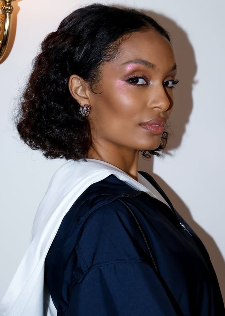Collarbone Dark Brown Face-Framing Layers — Trendy Heatless Curls
