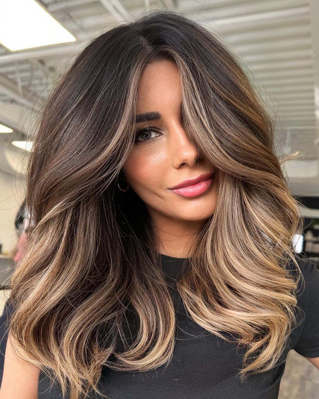 Shoulder Length Wavy Hair With Caramel Highlights — Trendy Highlights Hair