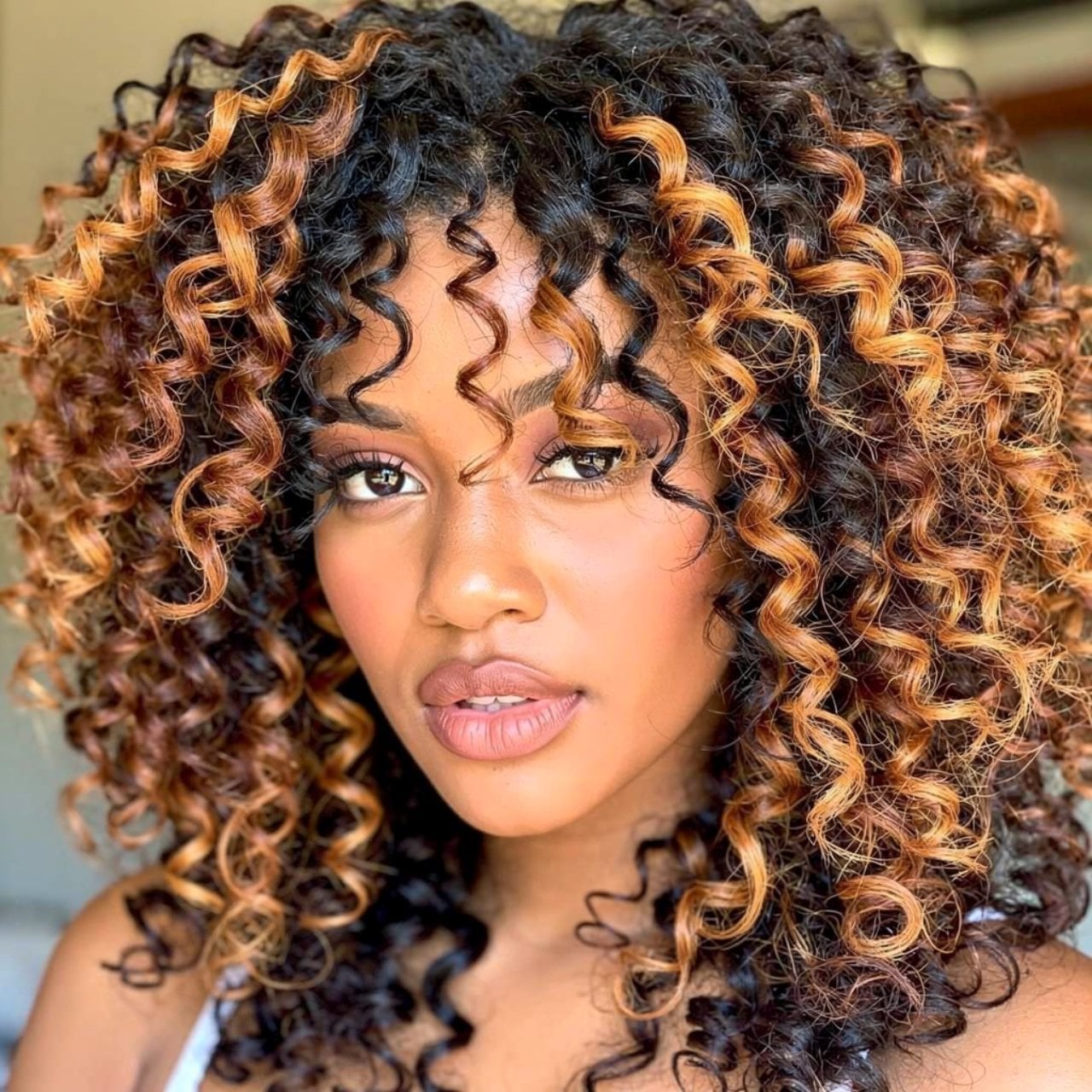 Curly Dark Brown Hair With Vibrant Caramel Highlights — Trendy Highlights Hair