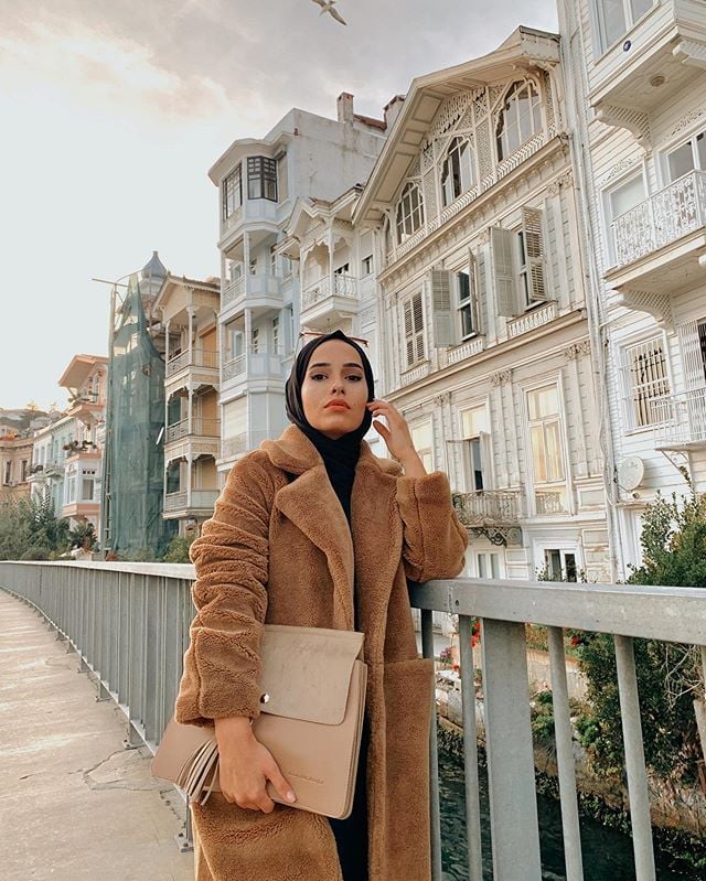 Brown Teddy Coat for Winter Casual Brown Teddy Coat for Winter Casual — Trendy Hijab Outfits
