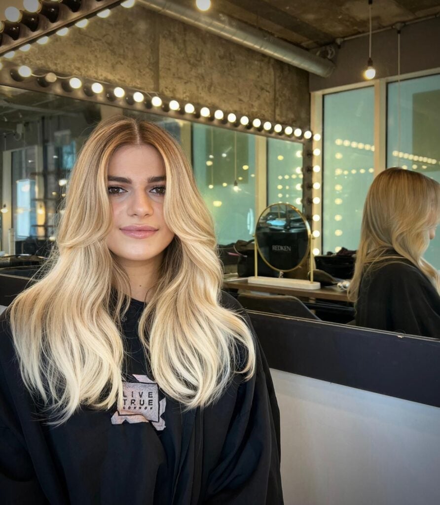 Collarbone Honey Blonde Balayage With Soft Waves Collarbone Honey Blonde Balayage With Soft Waves — Trendy Honey Blonde Balayage