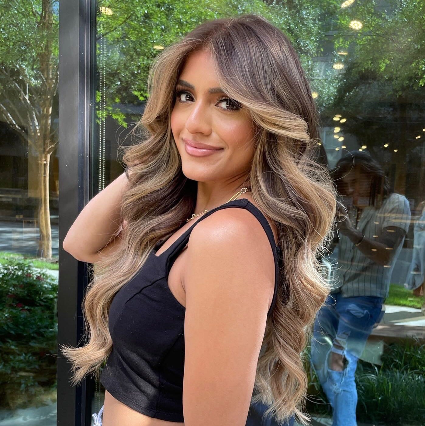 Mid-Back Honey Blonde Balayage With Curtain Bangs and Wavy Blowout Mid-Back Honey Blonde Balayage With Curtain Bangs and Wavy Blowout — Trendy Honey Blonde Balayage