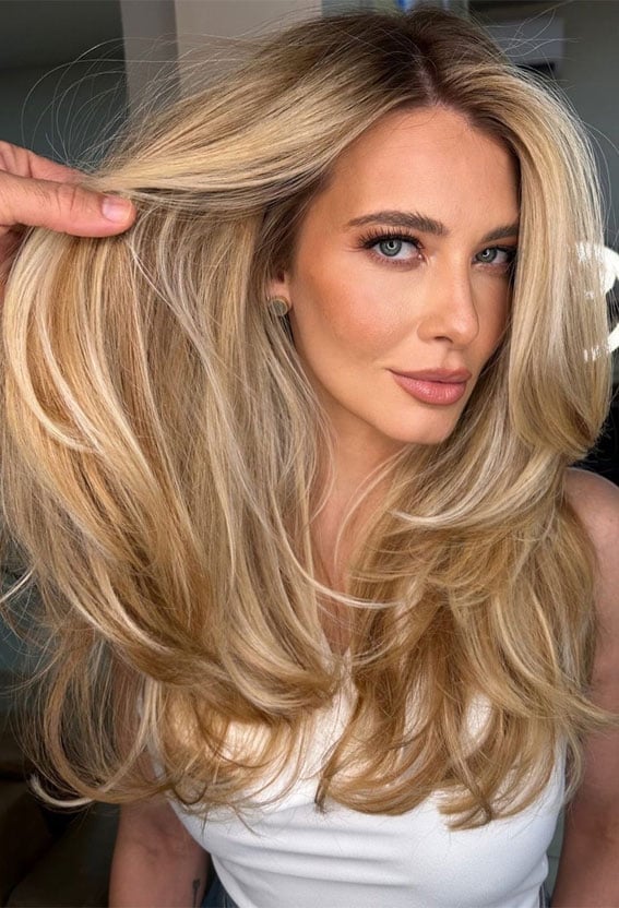 Vibrant Mid-Back Honey Blonde Balayage Vibrant Mid-Back Honey Blonde Balayage — Trendy Honey Blonde Balayage