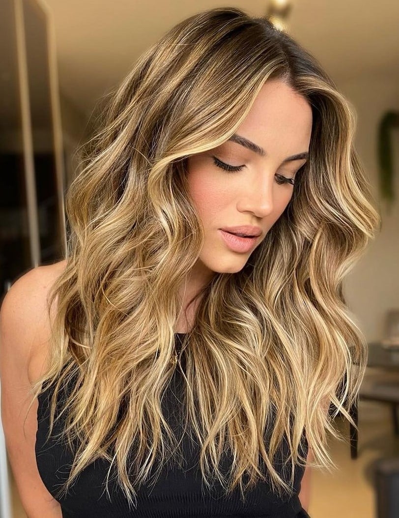 Collarbone Honey Blonde Balayage With Loose Waves Collarbone Honey Blonde Balayage With Loose Waves — Trendy Honey Blonde Balayage