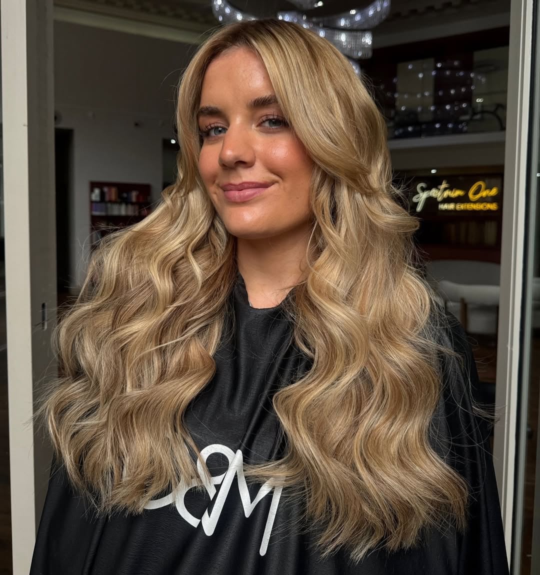 Voluminous Collarbone Honey Blonde Balayage Voluminous Collarbone Honey Blonde Balayage — Trendy Honey Blonde Balayage