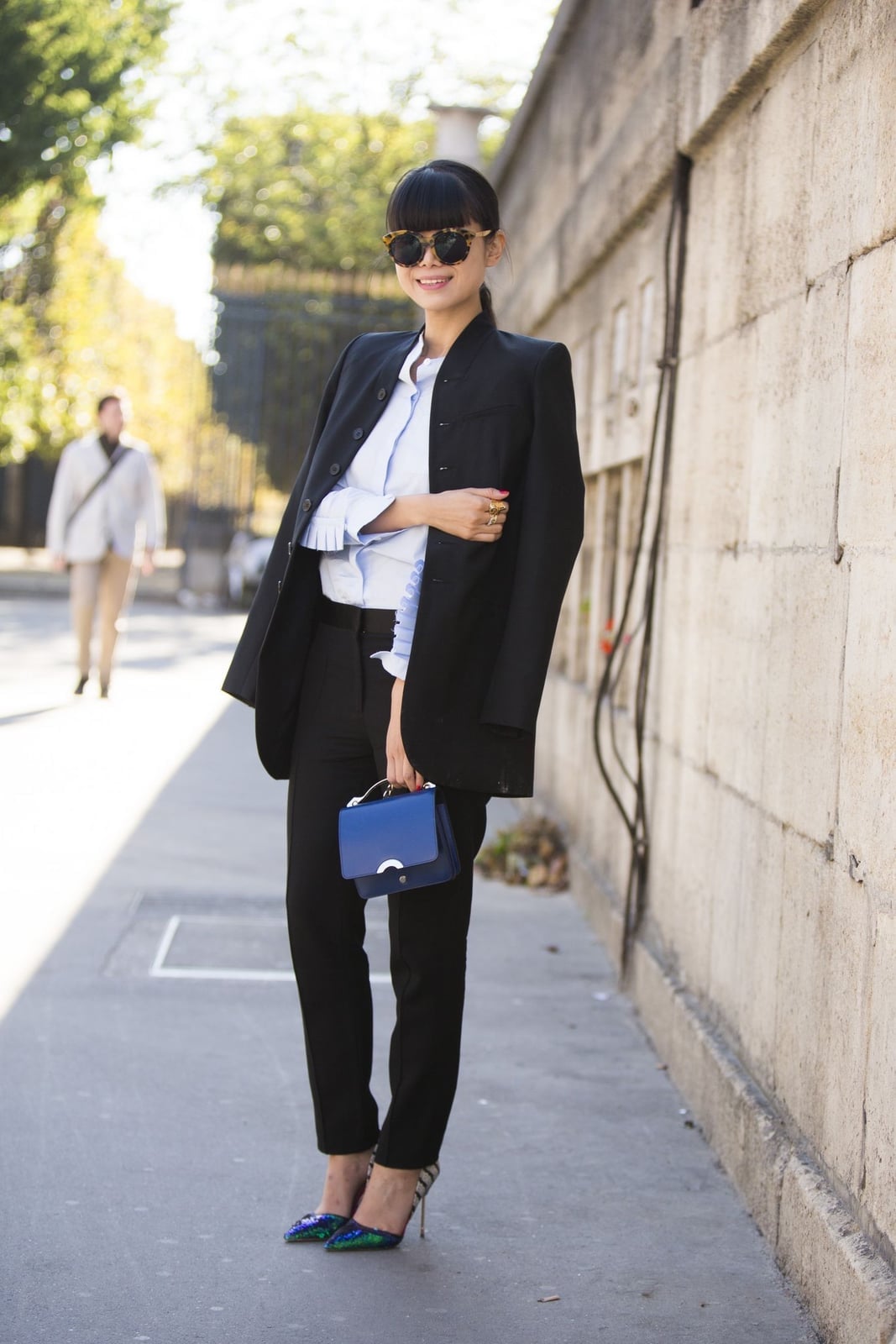 Oversized Black Blazer Over Light Blue Shirt Oversized Black Blazer Over Light Blue Shirt — Trendy Interview Outfits