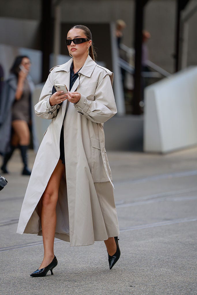 Oversized Beige Trench Coat Over Collared Shirt Oversized Beige Trench Coat Over Collared Shirt — Trendy Interview Outfits