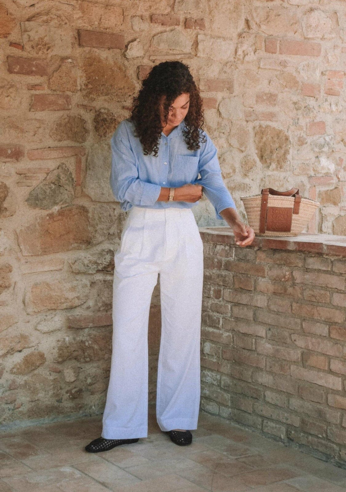 Light Blue Linen Shirt With White Wide-Leg Trousers — Trendy Italy Outfits