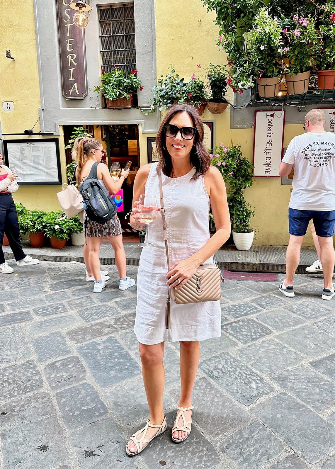 White Linen Dress With Quilted Crossbody Bag and Beige Flat Sandals — Trendy Italy Outfits