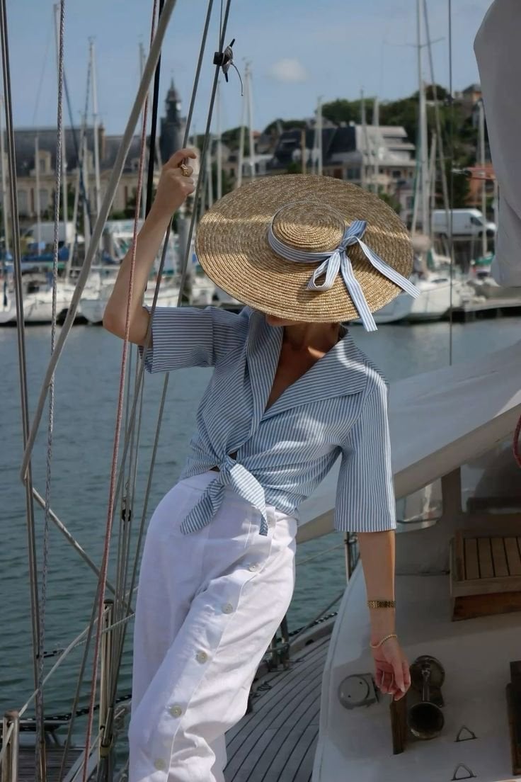 Striped Button-Up Shirt With White Linen Trousers — Trendy Italy Outfits