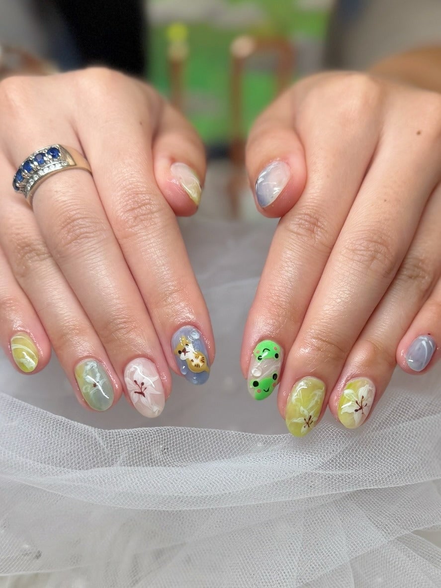 Medium Almond Pastel Animal Plant Art Nails With серого и бежевого Medium Almond Pastel Animal Plant Art Nails With серого и бежевого — Trendy Japanese Nails