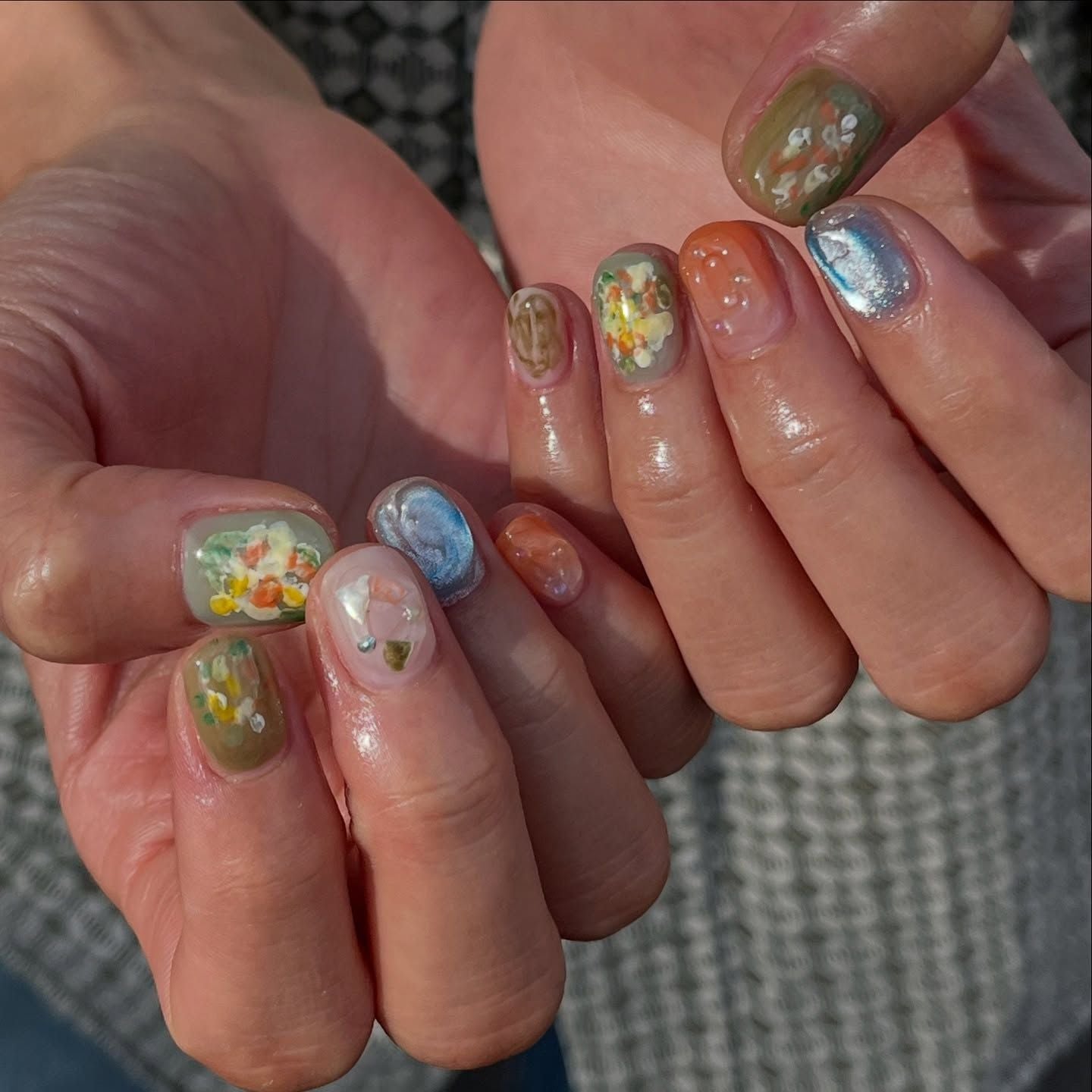 Short Oval Floral Motifs Blue Metallic Nails Short Oval Floral Motifs Blue Metallic Nails — Trendy Japanese Nails