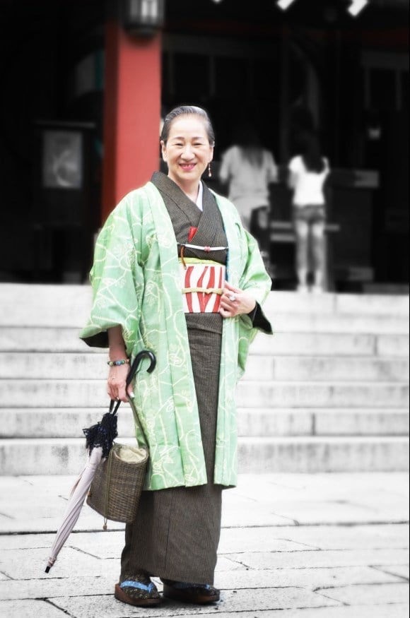 Green Patterned Kimono With Woven Bag — Trendy Japanese Outfits