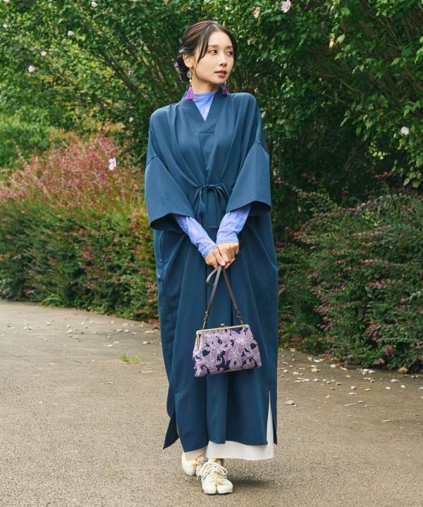 Dark Blue Kaftan Dress With Tabi Shoes — Trendy Japanese Outfits