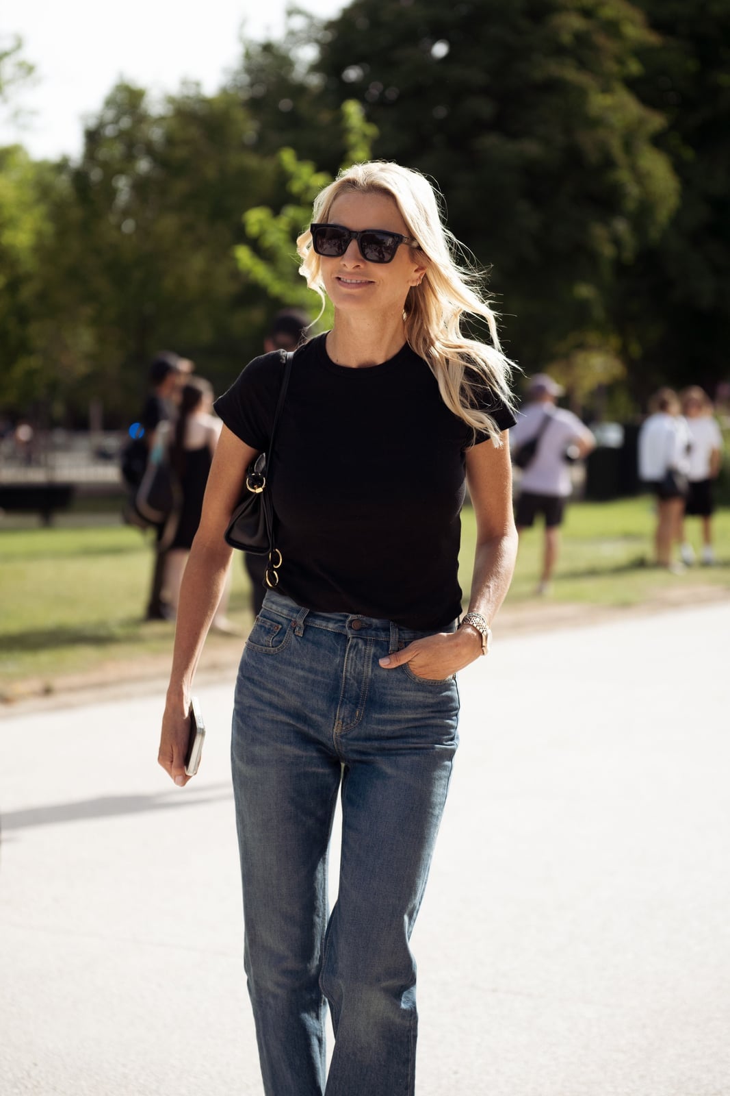 Straight Leg Blue Jeans with Black T-Shirt Straight Leg Blue Jeans with Black T-Shirt — Trendy Jeans Outfits