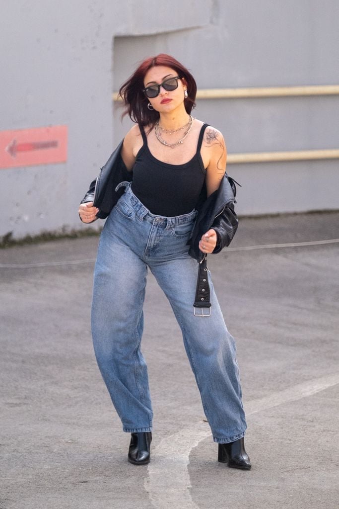 Baggy Jeans with Leather Jacket and Layered Necklaces Baggy Jeans with Leather Jacket and Layered Necklaces — Trendy Jeans Outfits