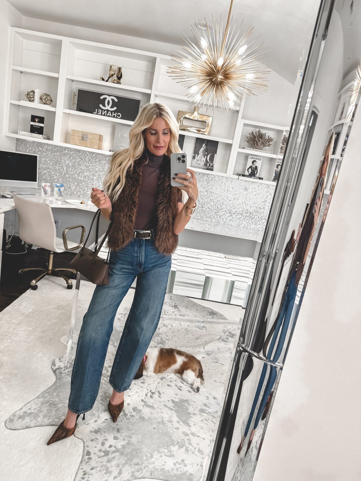 Baggy Jeans with Faux Fur Vest Baggy Jeans with Faux Fur Vest — Trendy Jeans Outfits