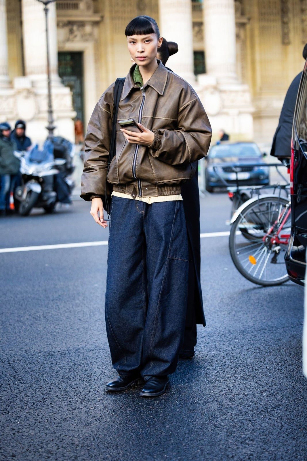 Baggy Dark Wash Jeans with Leather Bomber Jacket Baggy Dark Wash Jeans with Leather Bomber Jacket — Trendy Jeans Outfits