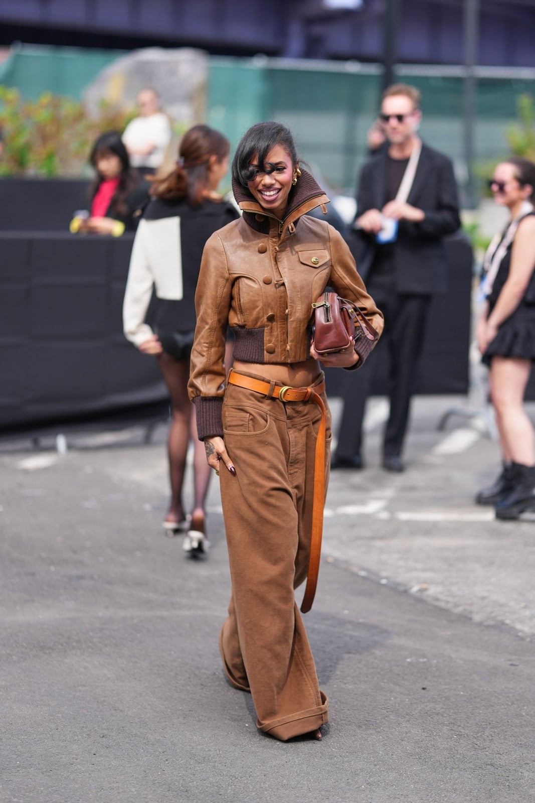 Brown Wide Leg Jeans and Matching Cropped Jacket Brown Wide Leg Jeans and Matching Cropped Jacket — Trendy Jeans Outfits