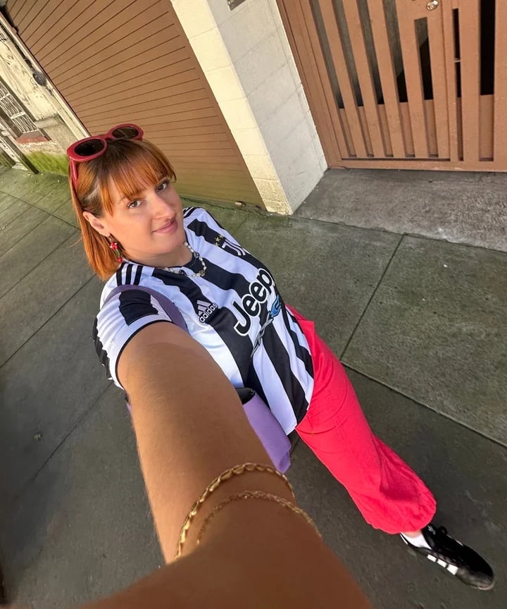 Striped Jersey With Bright Pink Pants and Black Sneakers — Trendy Jersey Outfit