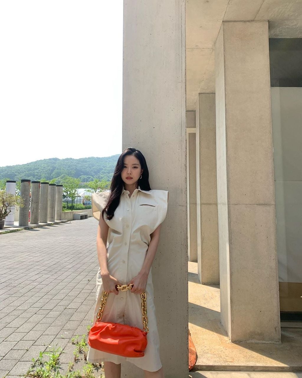 Beige Collared Midi Dress with Large Handbag Beige Collared Midi Dress with Large Handbag — Trendy K-pop Outfits