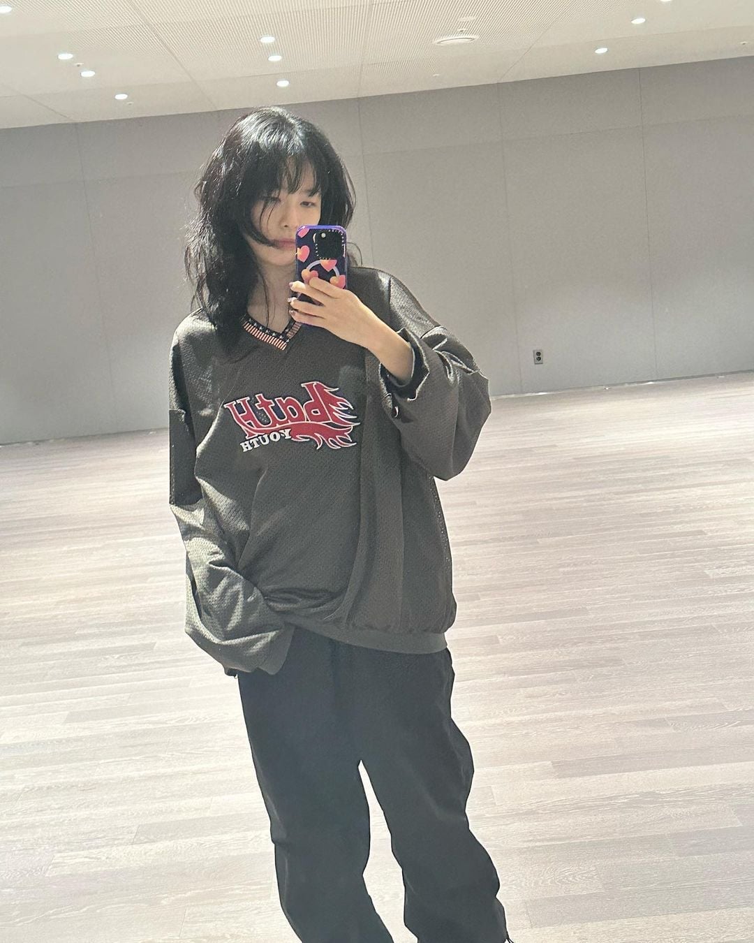Oversized Grey Graphic Long-Sleeve Shirt Oversized Grey Graphic Long-Sleeve Shirt — Trendy K-pop Outfits