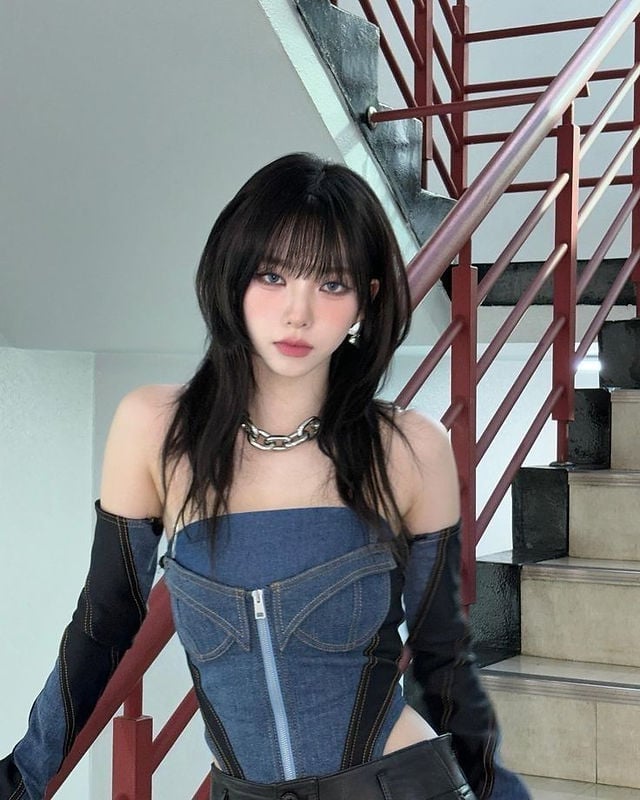 Shoulder Shag With Full Bangs — Trendy Korean Hairstyles