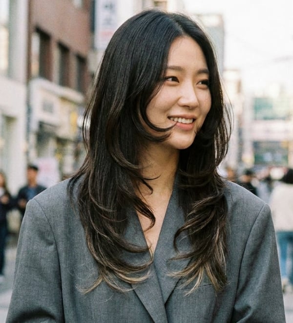 Mid-Back Layers With Blonde Highlights — Trendy Korean Hairstyles