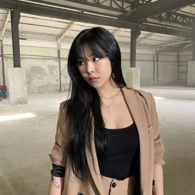 Mid-Back Layers With Blunt Bangs, Straight, Close-Up Take — Trendy Korean Hairstyles
